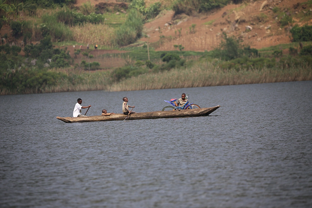 canoeing-at-lake-mutanda